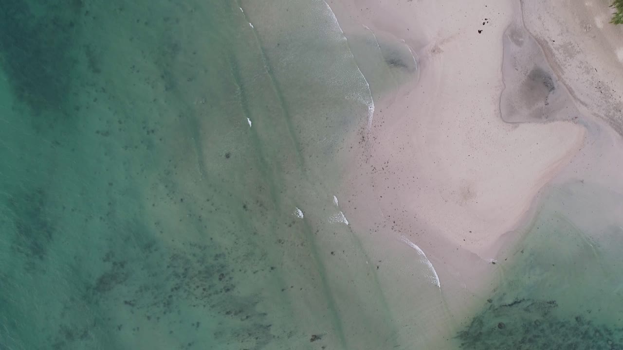 Le onde chiare e trasparenti che si infrangono sulla spiaggia della Thailandia - aerea