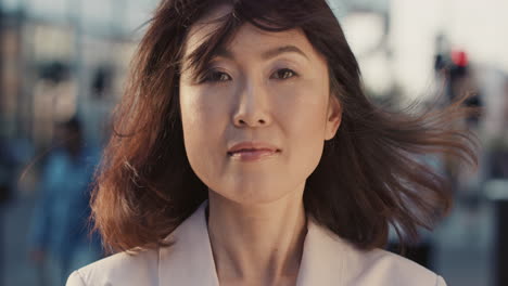 Zeitlupenporträt-Einer-Schönen-Japanischen-Frau