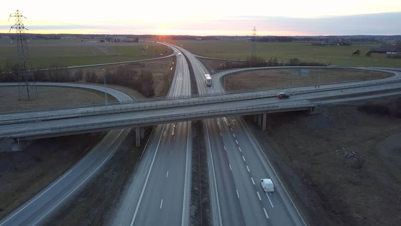 이동하는 교통 차량과 함께 고속도로 교차로의 공중 시각.