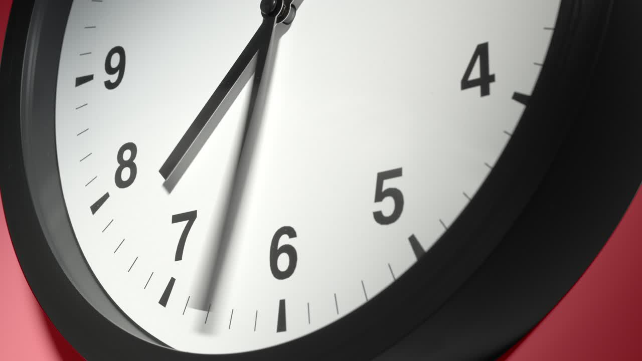 reloj en borgoña cereza roja pared en el lapso de tiempo