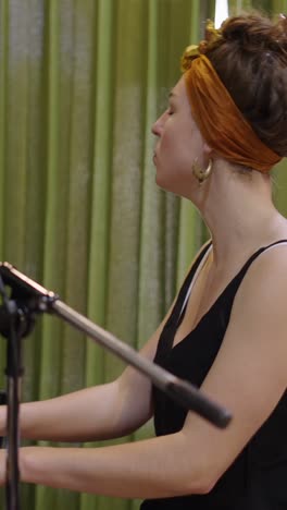 mujer cantando en el micrófono