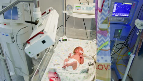 bebé prematuro en la unidad de cuidados intensivos neonatales