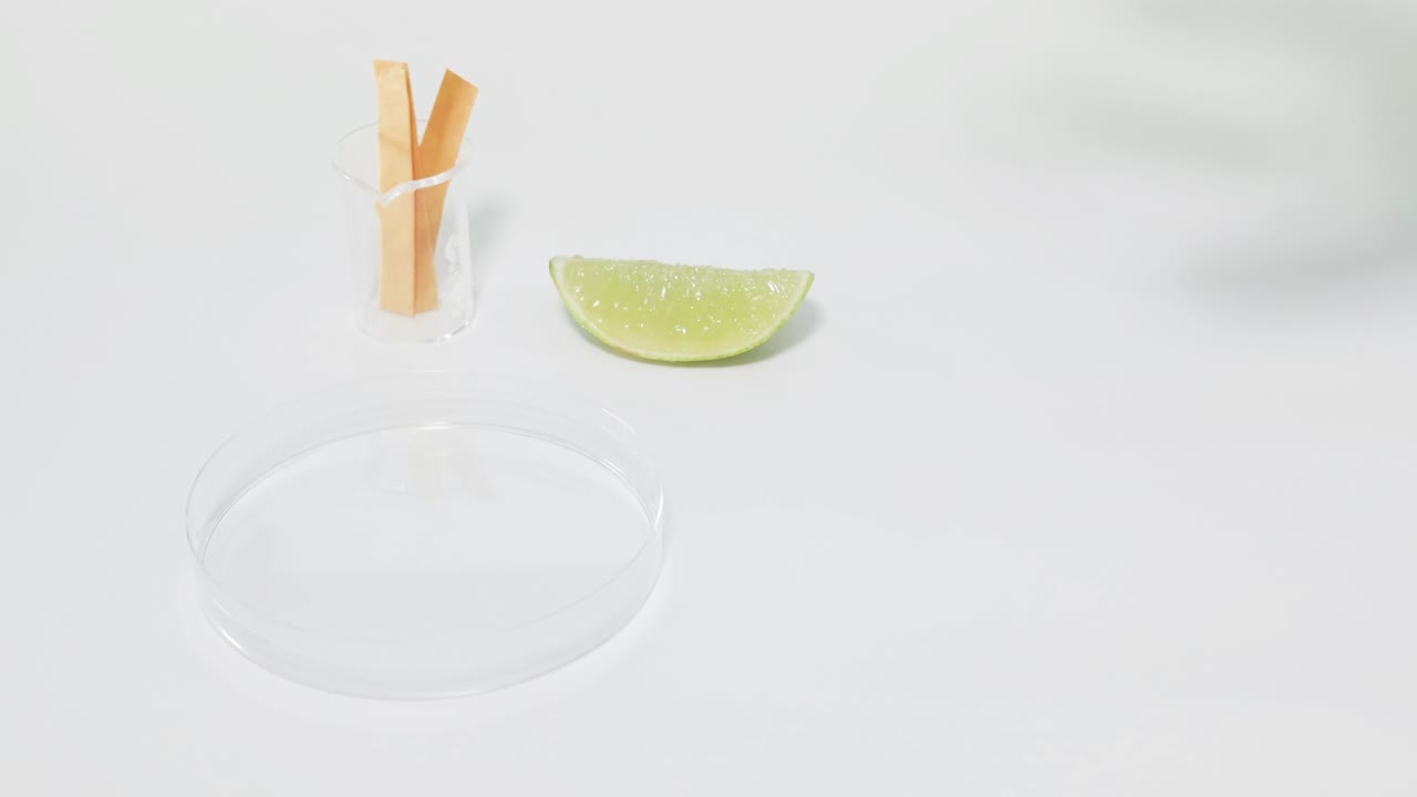 el papel litmus cambia de color con el jugo de limón.