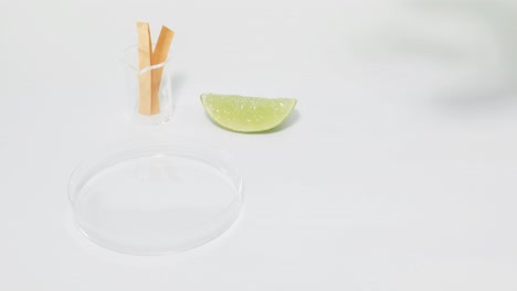 el papel litmus cambia de color con el jugo de limón.