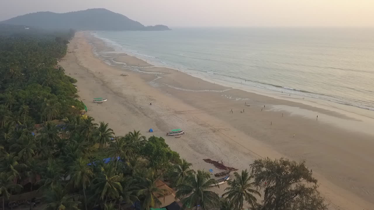 sobrevuelo aéreo de la playa de agonda, llena de palmeras tropicales, en goa, india