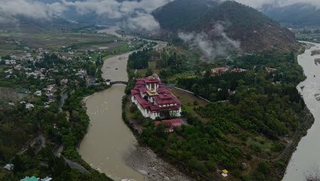 antiguo monasterio de punakha dzong en punakha, bután, asia del sur