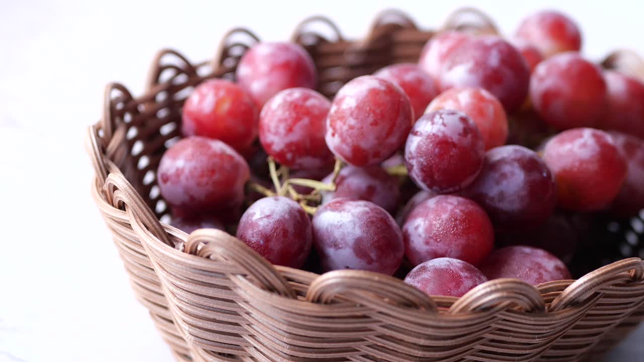 uvas frescas en un cuenco