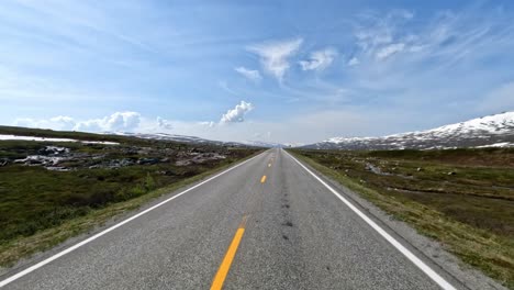 Autofahren-Im-Morgengrauen-Auf-Einer-Straße-In-Norwegen.-Sichtweise-Des-Fahrens