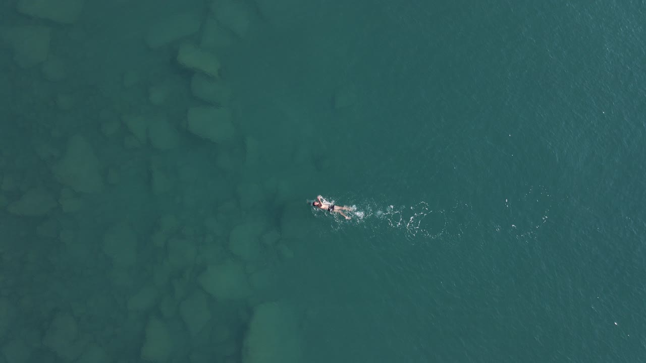 바다에서 만지는 외로운 남자