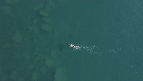 Hombre-Solitario-Acariciando-El-Mar