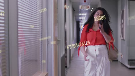 animación del procesamiento de datos sobre una mujer de negocios afroamericana que usa un teléfono inteligente