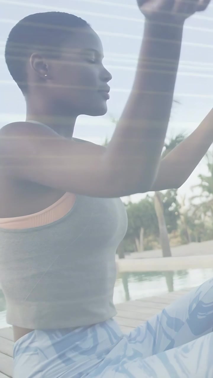 Video verticale: Una donna inspira alzando le braccia a bordo piscina, con una guida animata per la respirazione che favorisce il benessere.