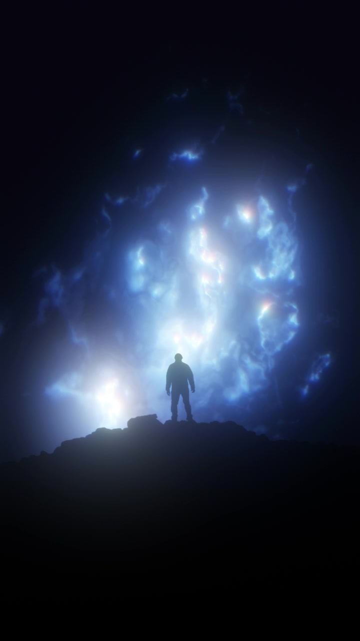 Vídeo vertical de figura masculina em silhueta parada olhando para cima para energia elétrica abstrata caótica azul. Senso de aventura e admiração.