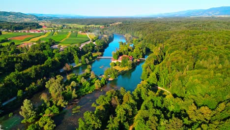 Malerische-4K-Drohnenaufnahmen-Der-Burg-Otočec-In-Wunderschönem-Sonnigen-Licht