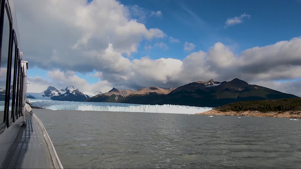 Gita in barca al ghiacciaio Perito Moreno nella Patagonia argentina.