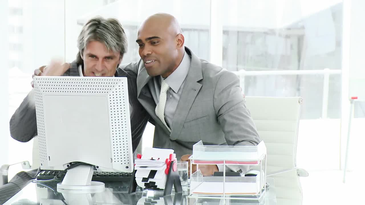 hombres de negocios animados celebrando un éxito