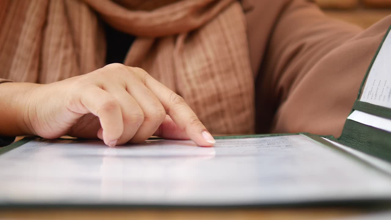 la mano de una mujer apuntando a un menú