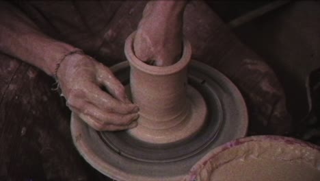 el alfarero hace una jarra de arcilla. efecto vintage. un hombre hace un jarrón en la rueda de un alfarero