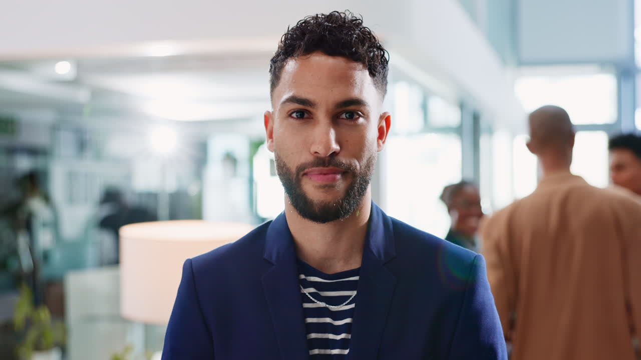 hombre sonriente en traje azul de pie en una oficina