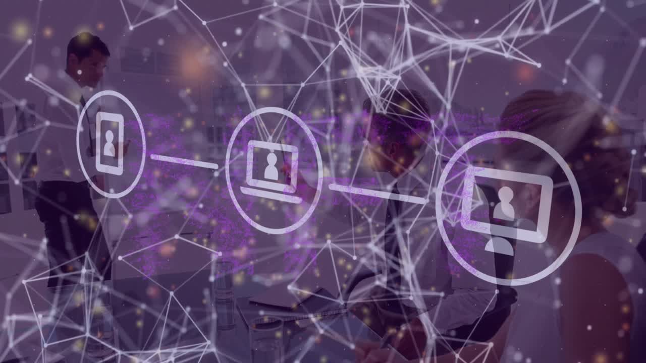 animación de conexiones con iconos y procesamiento de datos sobre diversas personas de negocios