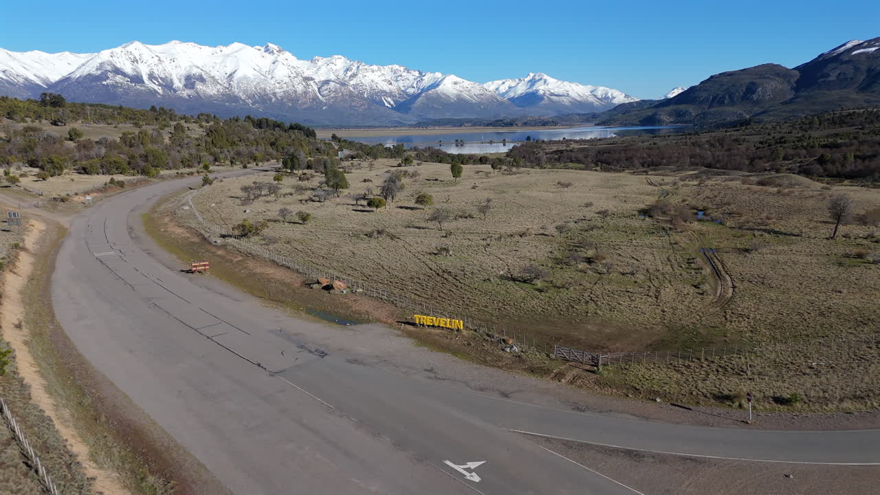 paisaje aéreo patagónico en trevelin, chubut, entrada de la ciudad logotipo de pancarta alrededor del valle del lago de montaña del sur de argentina