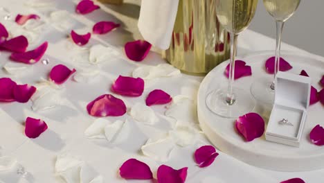 Gedeckter-Tisch-Für-Einen-Romantischen-Heiratsantrag-Mit-Champagner-Und-Verlobungsring-1