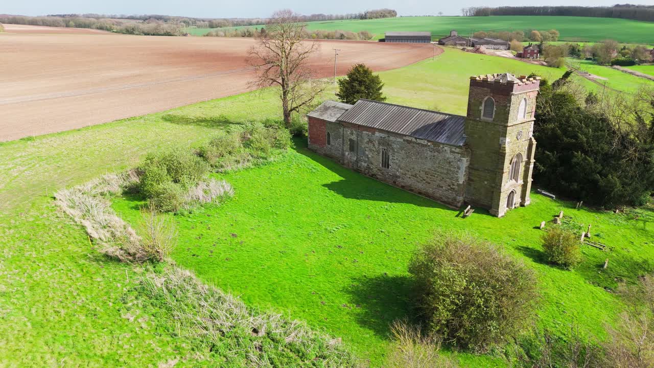 Riprese aeree con drone di un piccolo villaggio del Lincolnshire chiamato Burwell nel Regno Unito