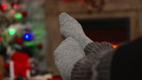 cerca de los pies de la mujer relajándose en las rodillas del novio