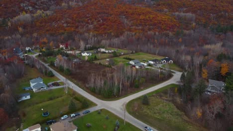 Vista-Aérea-De-Casas-Rurales-En-El-Borde-Del-Parque-Gatineau-En-El-Valle-De-Ottawa-En-Canadá