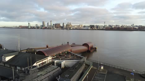 woodside ferry pueblo terminal vista aérea birkenhead liverpool puerto horizonte baja órbita derecho