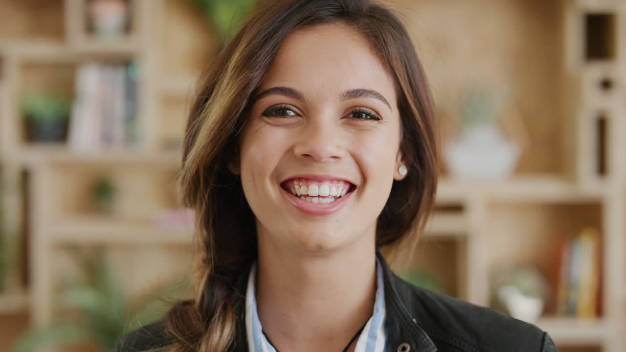 juventud, cara y mujer en la oficina feliz