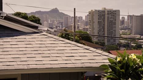 城市的霍諾盧盧夏威夷和郊區的屋頂在前景