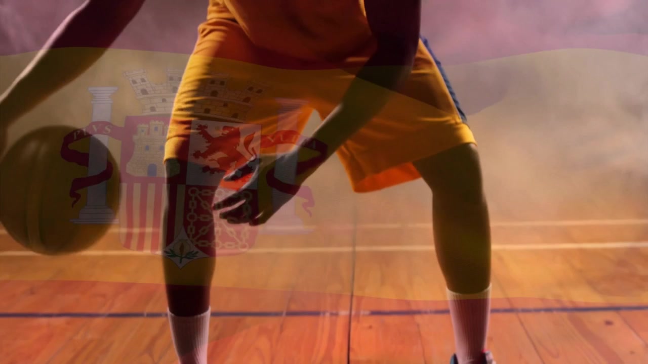 Giocatore che inizia a dribblare facendo rimbalzare la palla per l'allenamento sportivo, con una sovrapposizione trasparente della bandiera spagnola