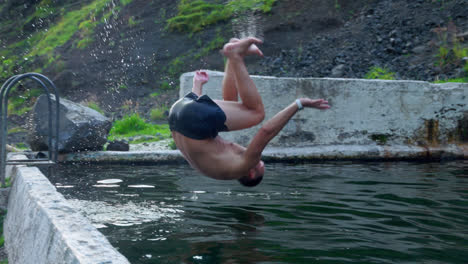 turista caucásica cayendo en la famosa piscina de seljavallalaug en el sur de islandia