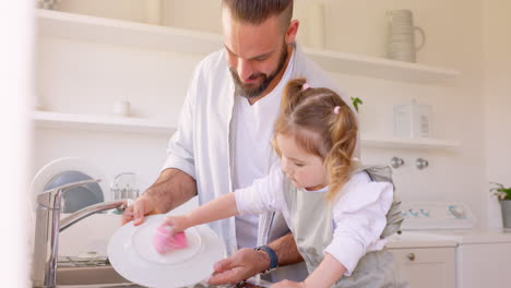 Padre,-Niña-O-Lavando-Platos-En-La-Cocina-De-La-Casa