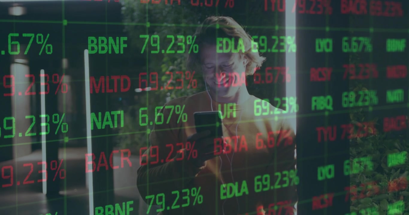 Man van middelbare leeftijd kijkt naar telefoon en tikt terwijl beurskoers-overlay wordt bijgewerkt, monitort investeringen.