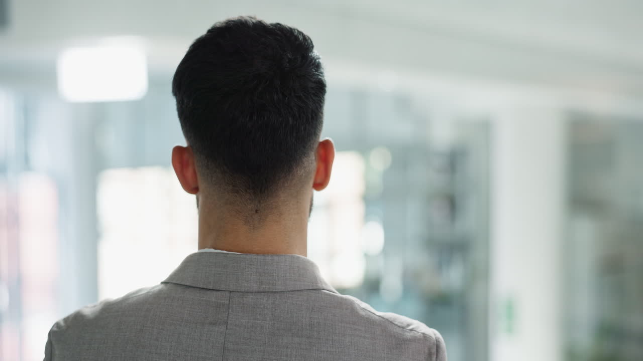 사업가, 생각하고 사무실로 돌아갑니다.