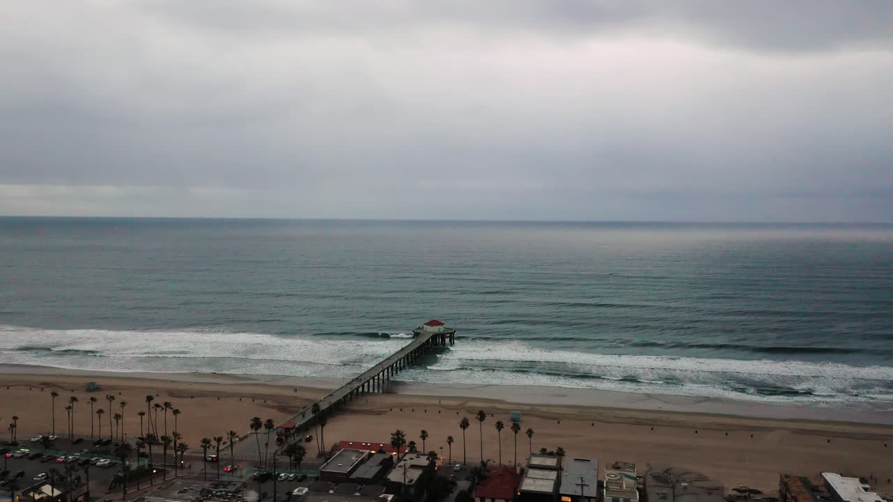 캘리포니아 맨해튼 해변의 일몰 풍경