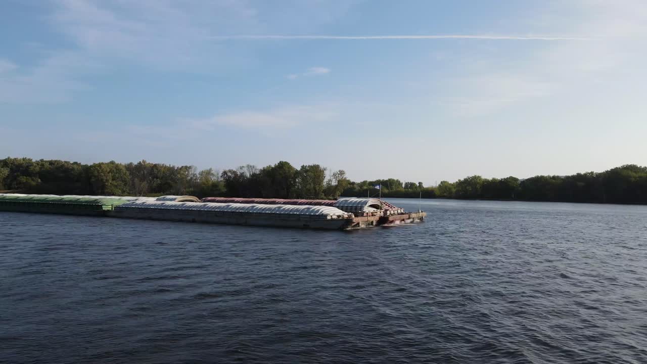 위스콘신 주 라크로스에 있는 미시시피 강을 따라 화물 컨테이너를 운반하는 대형 바지선 가까이