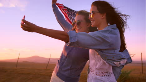 selfie, amigos y mujeres al aire libre