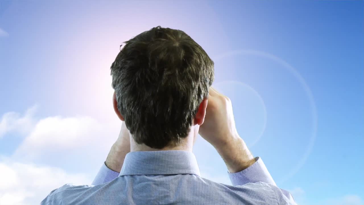 쌍안경을 통해 보는 남자