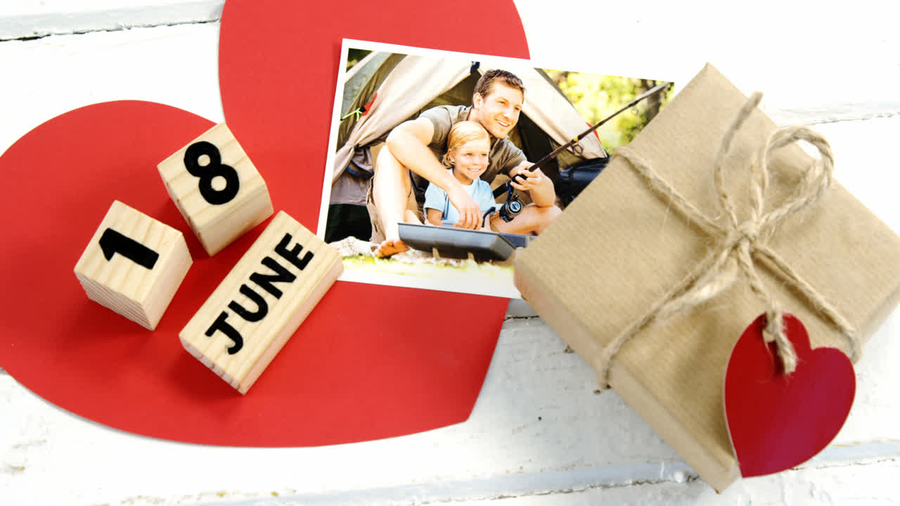 cubos de madera con la fecha 18 de junio y regalos 4k