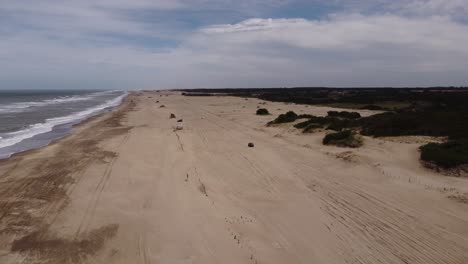 Vehículos-Circulando-Por-La-Playa-De-Arena,-Mar-De-Las-Pampas-En-Argentina