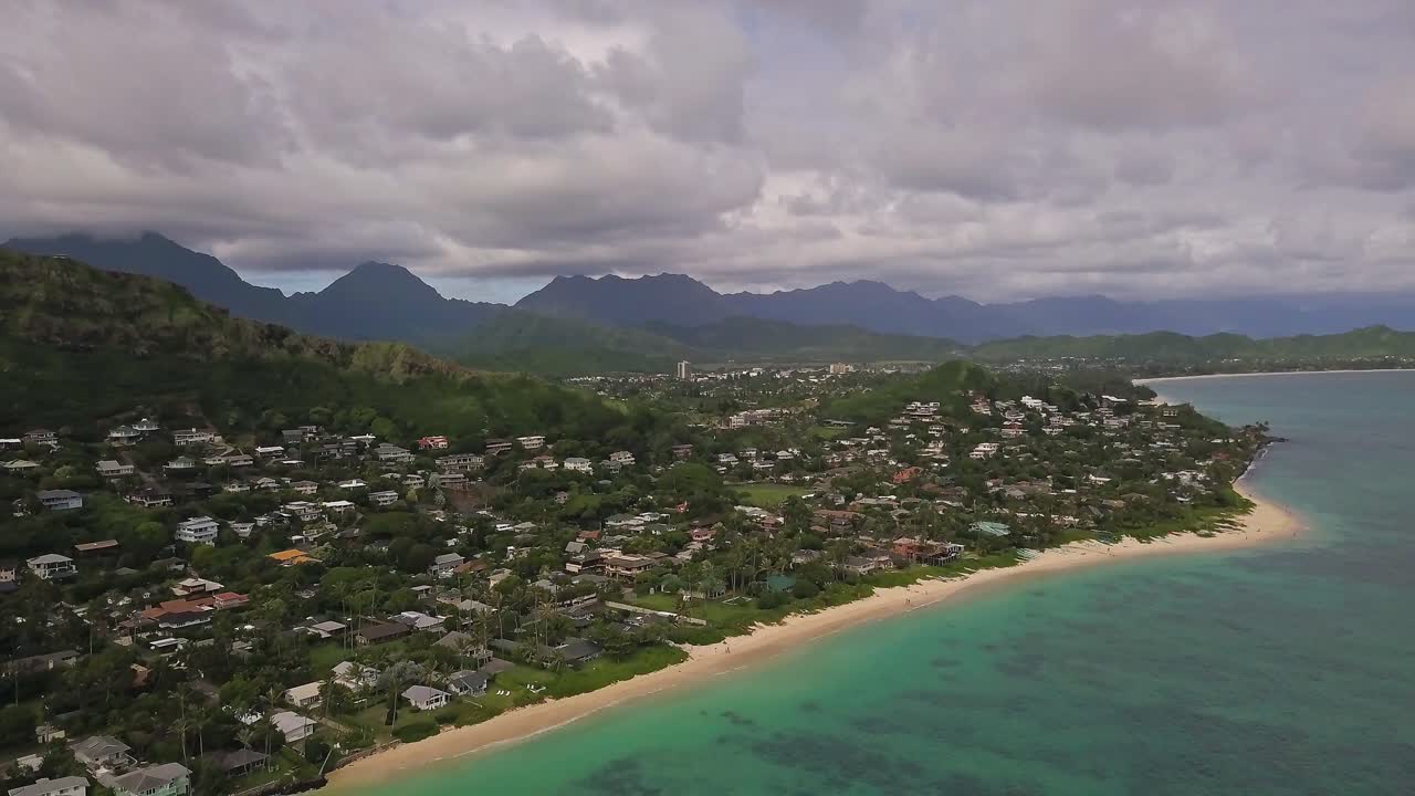 고요한 흐린 날 카일루아 해변 커뮤니티의 공중 전망