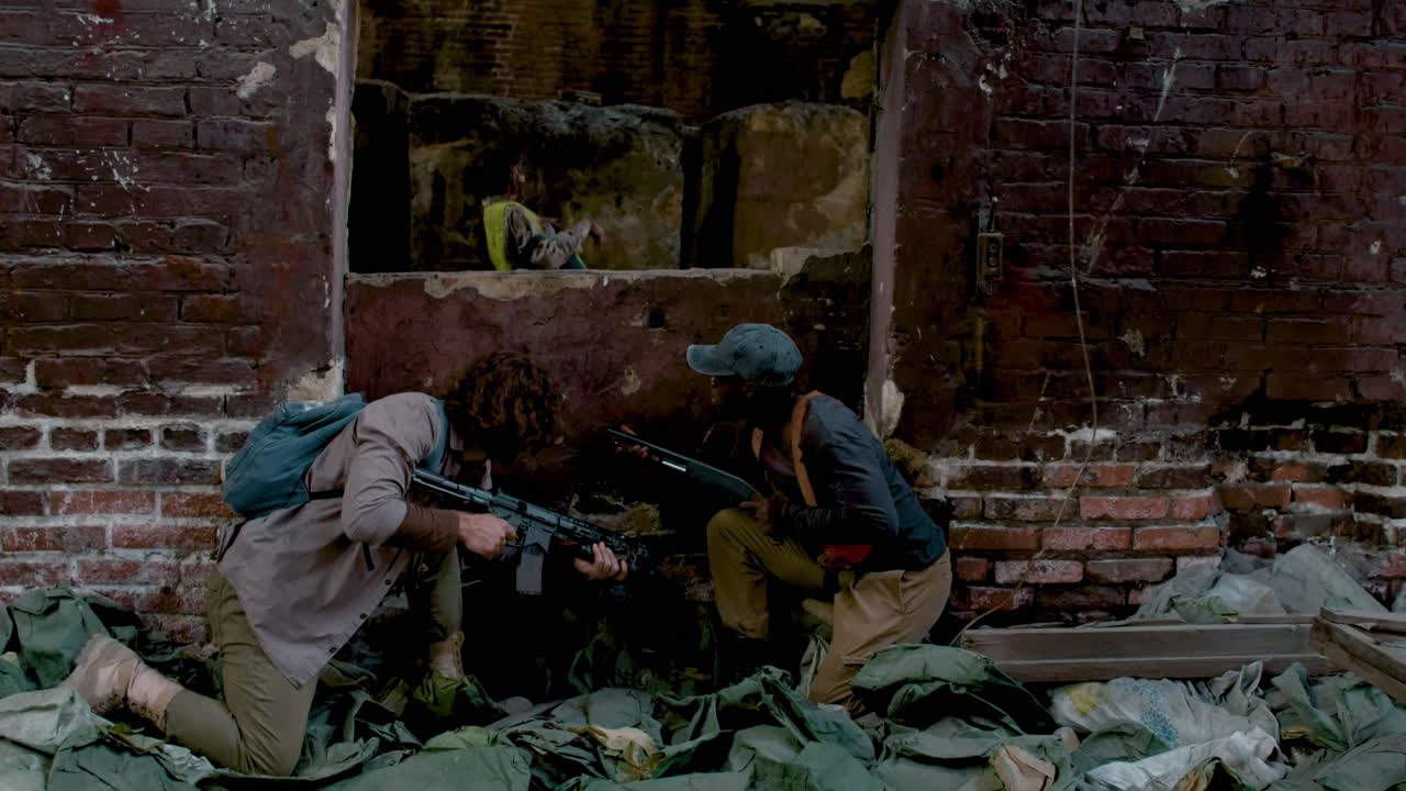 좀비들로부터 숨어있는 총을 가진 남자들