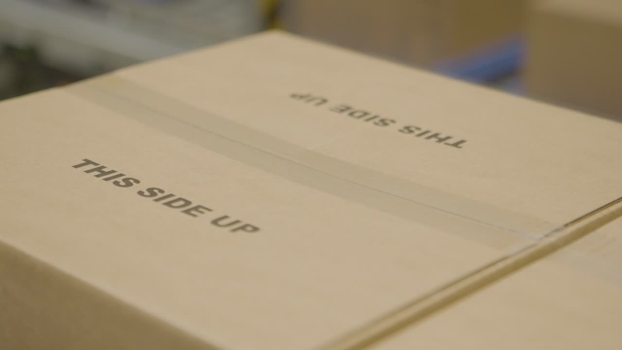 "이쪽을 위로"라는 라벨이 붙은 카드보드 상자의 클로즈업, 배송 준비