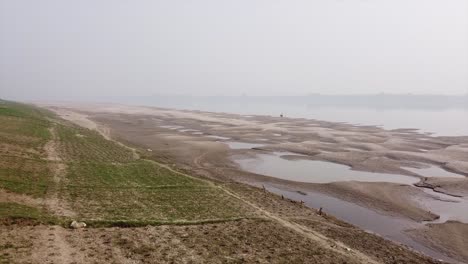 orilla del río gange en uttar prades