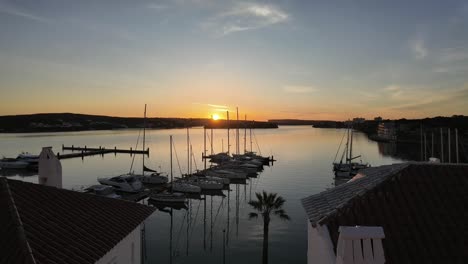 Amanecer-En-Un-Puerto-Deportivo-En-La-Bahía-De-Mahon,-Islas-Baleares,-España,-4k