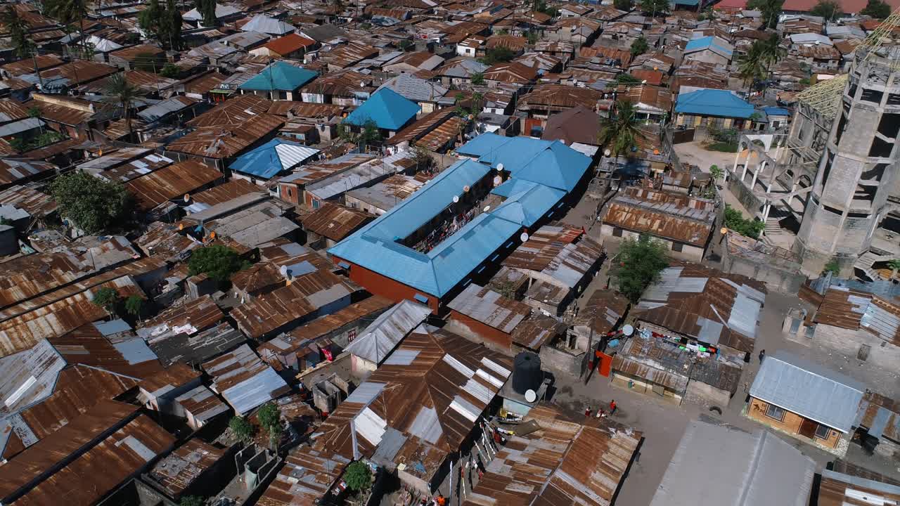 Luftaufnahme eines ländlichen Wohngebiets in der Stadt Dar es Salaam.