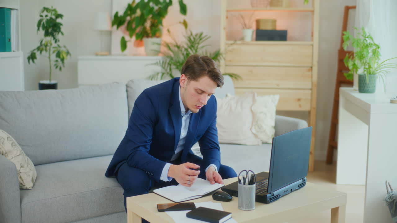 печальный бизнесмен подсчитывает потери.